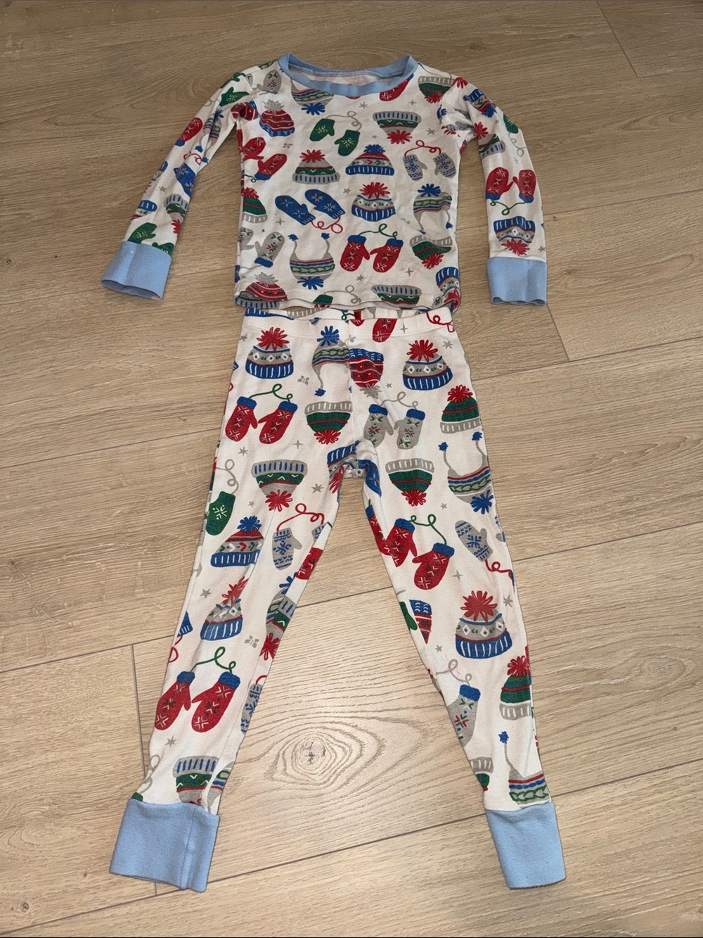 NEST Fragrances Cream Holiday Mittens & Hats Print Top - Red, Blue, Green